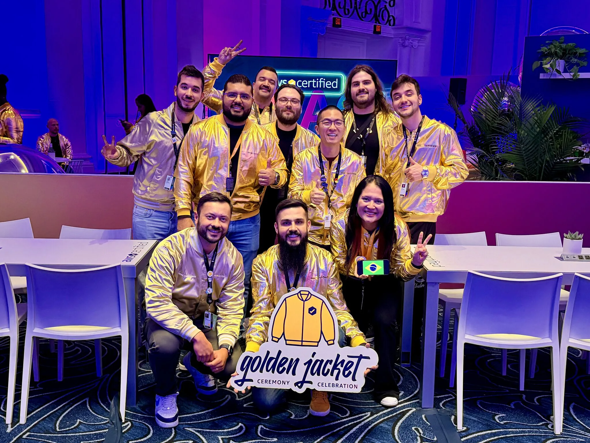 Grupo de AWS Golden Jackets brasileiros reunidos no AWS re:Invent 2025