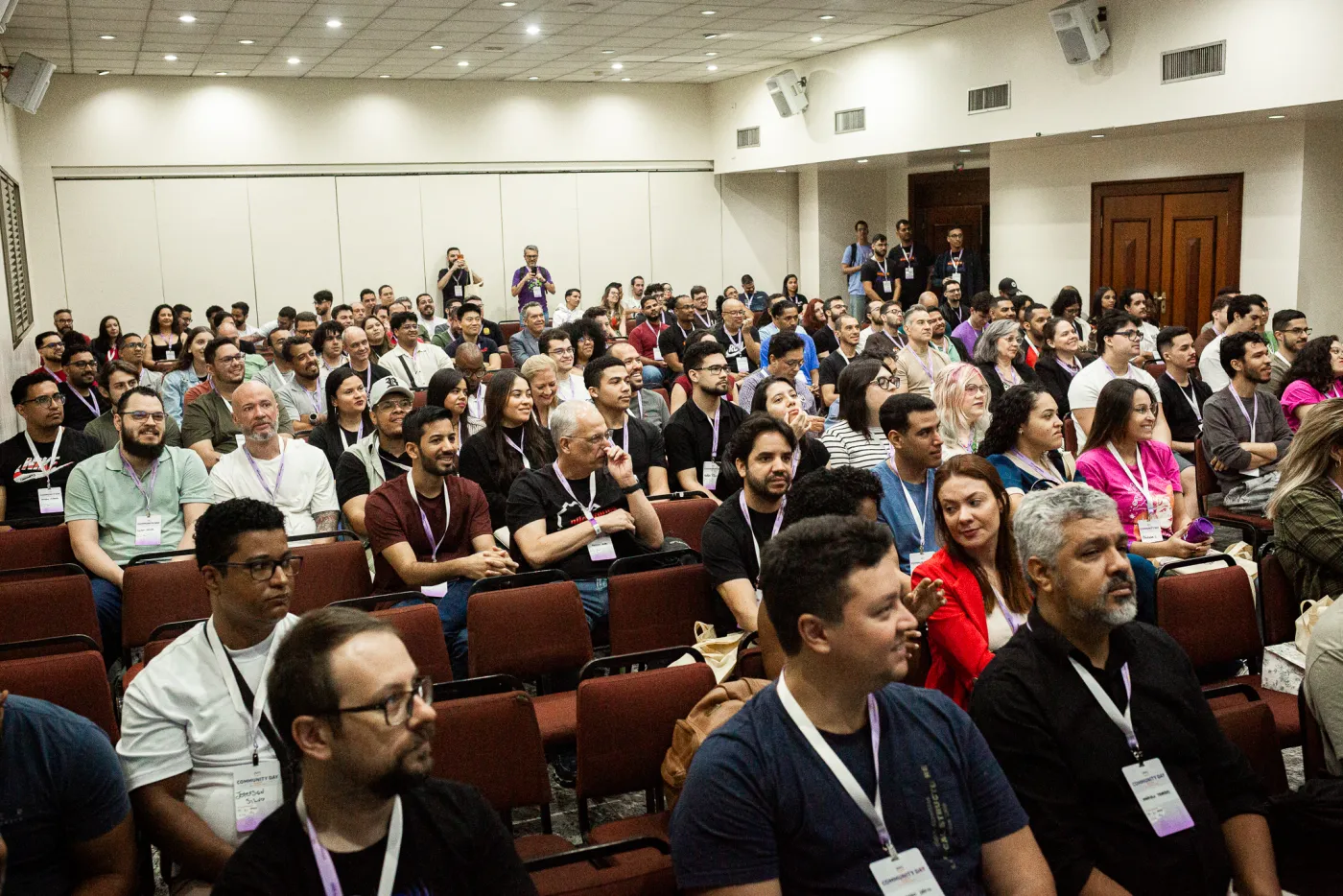 Plateia acompanhando uma sessão no auditório do evento