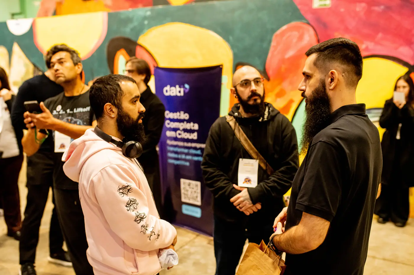 Dan Rezende conversando com participantes no corredor do evento