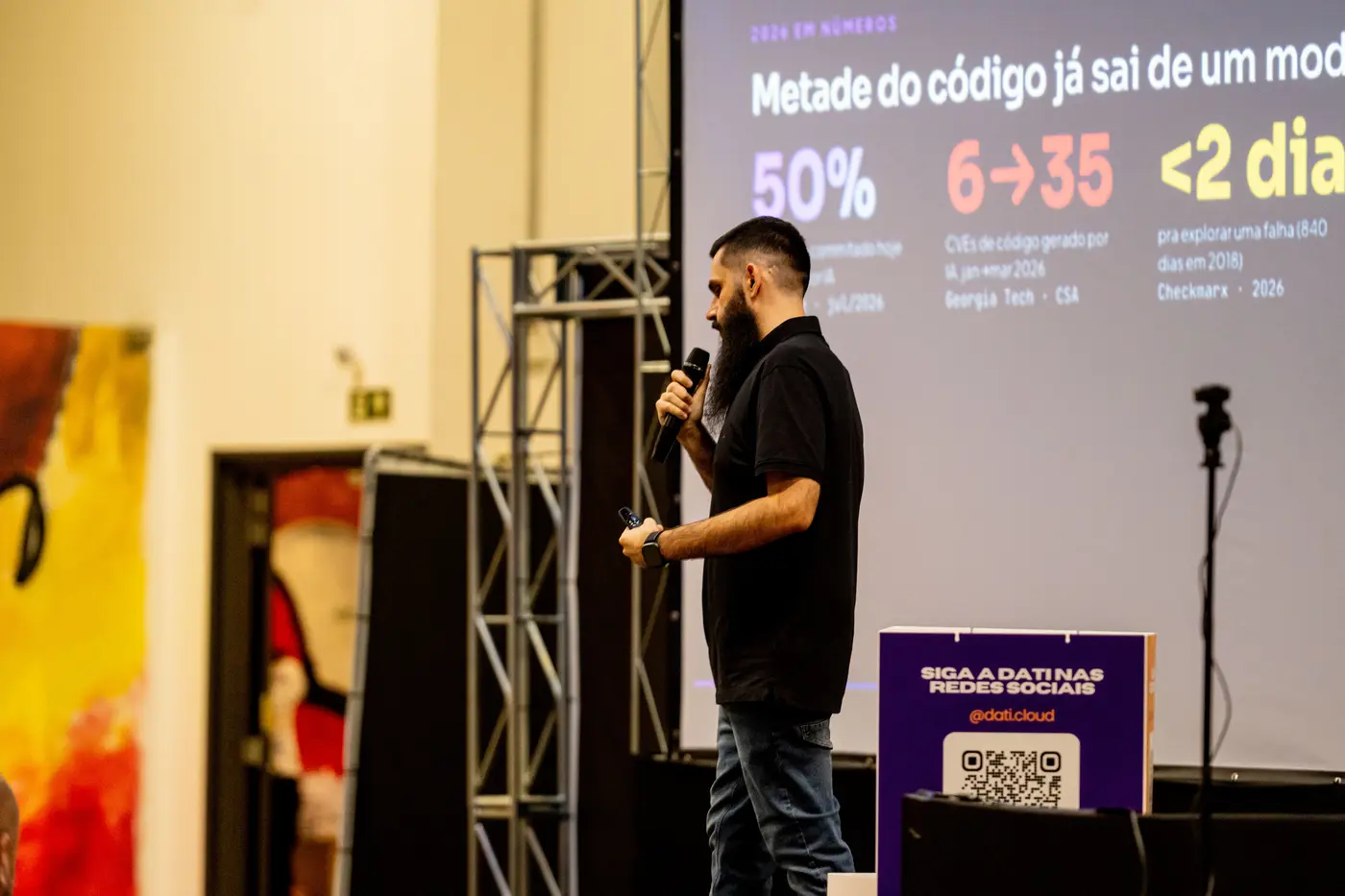 Dan Rezende apresentando o slide 2026 em números, sobre código gerado por IA