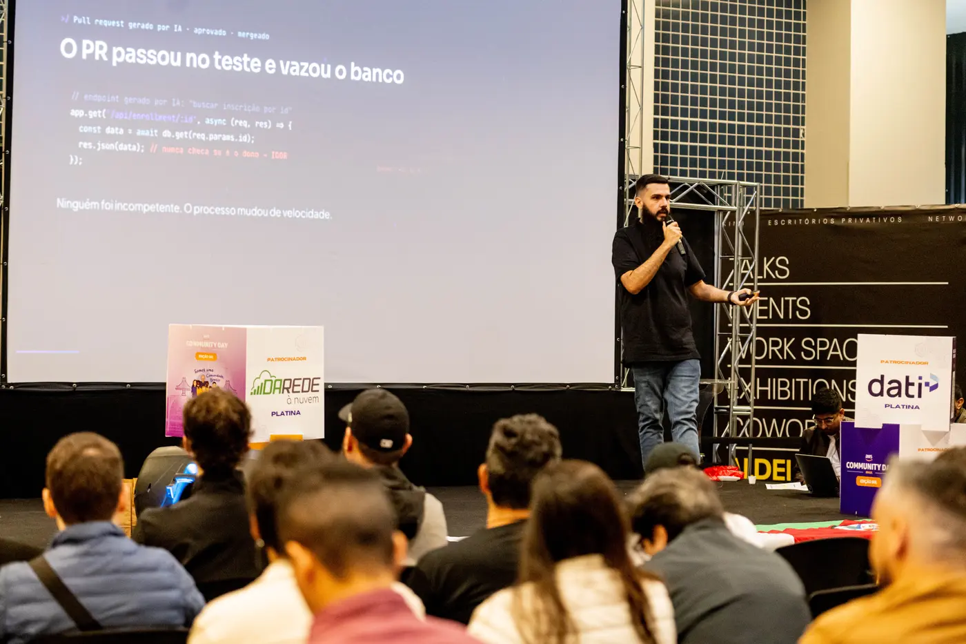 Dan Rezende no palco com o slide O PR passou no teste e vazou o banco