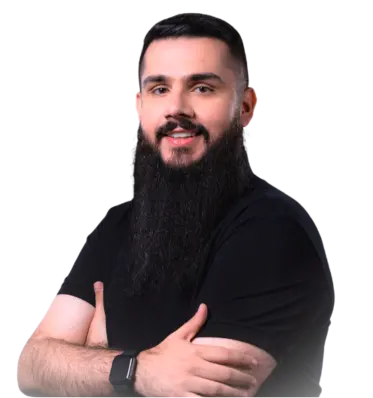 Imagem do Dan Rezende com os braços cruzados e sorrindo.